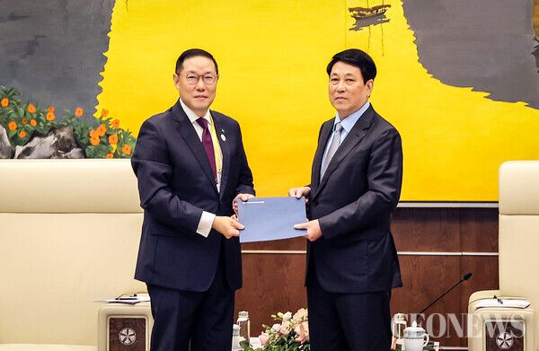 조현상 HS효성 부회장이 지난 15일 베트남 하이퐁에서 르엉끄엉 베트남 국가주석을 만나 APEC 공식 초청장을 전달했다.[사진=HS효성]
