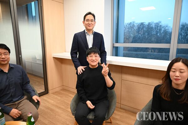 Chairman Lee visits Samsung Research in Umyeon-dong, Seoul, takes part in a discussion with researchers, and poses for a commemorative photo. [Photo = Samsung Electronics]
