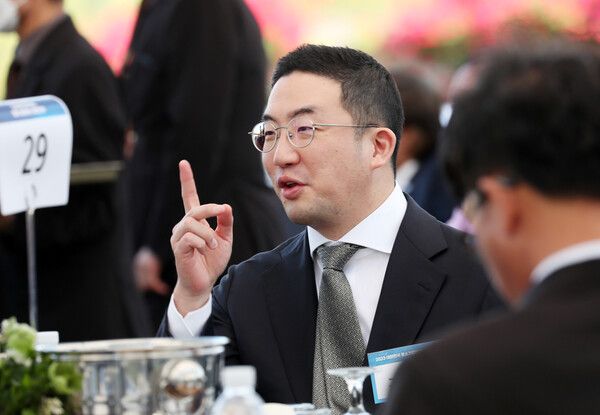 구광모 LG그룹 회장이 23일 서울 용산 대통령실 잔디마당에서 열린 '2023 대한민국 중소기업인대회'에서 참석자들과 대화하고 있다(사진=연합뉴스)