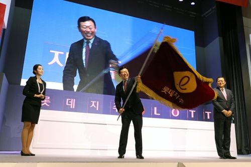 신동빈 롯데그룹 회장이 2017년 10월 서울 잠실 롯데월드타워에서 열린 롯데지주 주식회사 출범식에서 롯데지주 사기를 흔들고 있다(사진=롯데그룹)