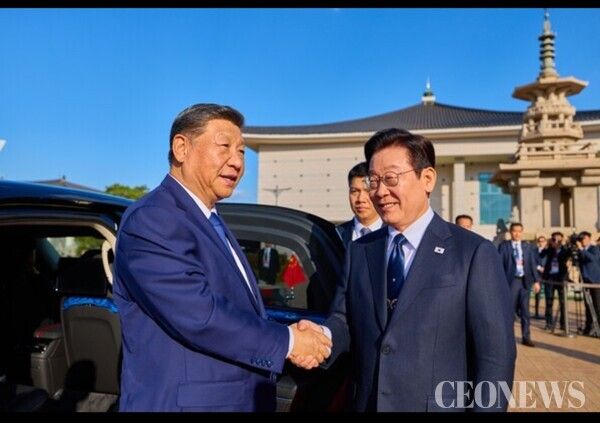 이번 방중은 경색됐던 한중 관계 복원의 상징적 전환점이 될 것으로 보인다. 다만 구체적인 성과는 양국의 후속 협상과 이행 과정에서 결정될 가능성이 높다. 이 대통령과 200인 경제사절단이 베이징에서 어떤 성과를 거둘지, 그리고 그것이 실제 한국 경제에 어떤 영향을 미칠지는 올 한 해 지켜봐야 할 중요한 과제다.