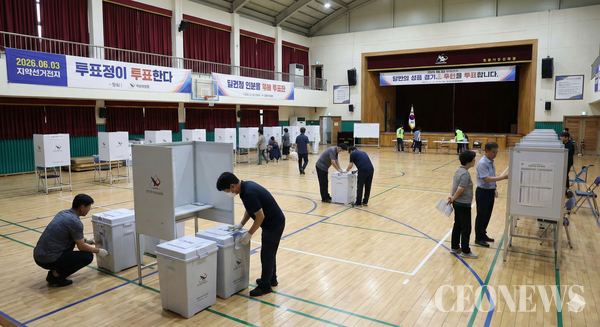 국민의힘으로서는 12·3 비상계엄 책임론을 극복하면서 중도층 외연 확장이라는 과제를, 더불어민주당으로서는 이재명 정부 출범 후 첫 전국 단위 선거에서 국정 동력을 확보해야 하는 과제를 안게 됐다. 윤석열 전 대통령에 대한 최종 판결과 그에 따른 여론 흐름이 지방선거 판세를 가를 핵심 분기점이 될 것이라는 데에는 여야 모두 이견이 없어 보인다.