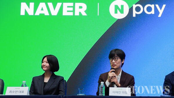 최수연 네이버 대표이사(왼쪽)와 이해진 네이버 이사회 의장이 지난해 11월 27일 경기도 성남시 네이버 1784에서 진행된 네이버-네이버파이낸셜-두나무 3사 공동 기자간담회에서 질의응답을 하고 있다