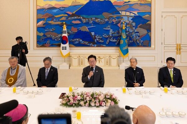 이재명 대통령이 취임 7개월 만에 한국 사회의 오랜 뇌관인 '정교유착' 문제를 정조준하며 통일교와 신천지 등 특정 종교 단체에 대한 해산 가능성을 시사해 정치권이 술렁이고 있다. 윤석열 전 대통령 탄핵 사태를 수습하고 국정 장악력을 확보한 이 대통령이 종교와 정치의 유착이라는 민감한 문제에 본격적으로 메스를 들이댄 것이다.