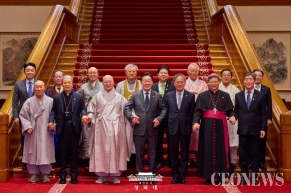 이 대통령의 의지는 올해 1월 12일 청와대에서 열린 종교지도자 초청 오찬 간담회에서 더욱 명확해졌다. 불교·개신교·천주교·원불교·유교·천도교·민족종교 등 7대 종단 지도자들이 한자리에 모인 이 자리에서 종교계는 통일교와 신천지를 구체적으로 거론하며 