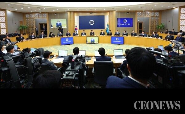 이재명 대통령의 '종교 해산' 카드는 성공할 경우 사회 투명성을 획기적으로 높이고 법치주의를 확립하는 역사적 성과로 기록될 수 있다. 그러나 실패할 경우 극심한 국론 분열과 헌법 논란이라는 거센 역풍을 맞을 수 있는 '양날의 검'이기도 하다.