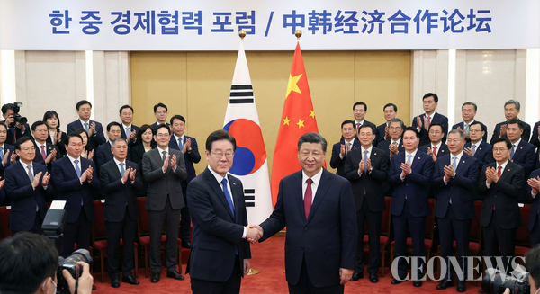 이재명 대통령의 1월 4~7일 중국 국빈 방문과 200여 명 규모의 경제사절단 동행은 공급망과 시장 접근성 측면에서 중요한 변곡점이 될 전망이다. 4대 그룹 총수가 모두 참여하는 이번 방중은 6년여 만의 대규모 경제사절단으로, 미·중 갈등 속 한국 기업의 균형 외교를 시험할 기회가 될 것이다. [사진=AI제작]