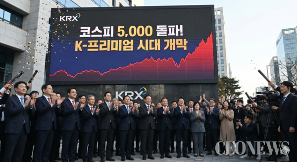 5000 시대는 AI·로봇·방산·원전·바이오 등 미래 산업이 동시에 성장하는 구조로 전환되고 있다.&nbsp;하지만 숫자는 숫자일 뿐이다. 5000선 안착을 위해서는 기업의 끊임없는 혁신, 투명한 거버넌스, 그리고 개인 투자자들의 건전한 장기 투자 문화가 삼위일체가 되어야 한다.