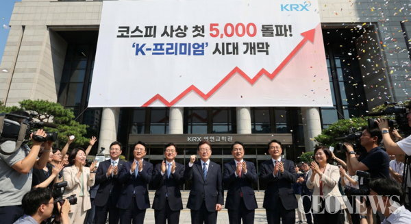 시장 참여자들은 이번 5000 돌파의 기저에 이재명 정부의 강력한 증시 부양 의지가 깔려 있다고 분석한다. 2025년 출범한 이재명 정부는 '코스피 5000'을 대선 공약으로 내세웠고, 지속적인 'K-밸류업' 정책을 추진해왔다. 상법 개정을 통해 이사의 충실 의무 대상을 주주로 확대하고, 자사주 소각 의무화를 추진하는 등 기업 지배구조 개선에 드라이브를 걸었다.