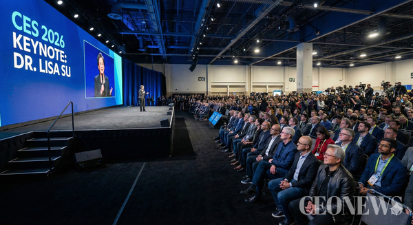 2026년 1월 6일 개막하는 세계 최대 가전·IT 전시회 'CES 2026'을 앞두고 글로벌 기술 지형이 급변하고 있다. 지난 3년간 텍스트와 이미지 영역에서 혁신을 이끈 '생성형 AI(Generative AI)'를 넘어, 올해는 AI가 로봇·자동차·가전이라는 물리적 실체를 입고 현실 세계를 제어하는 '에이전트 AI(Agentic AI)'와 '물리적 AI(Physical AI)' 시대가 본격 개막할 전망이다.