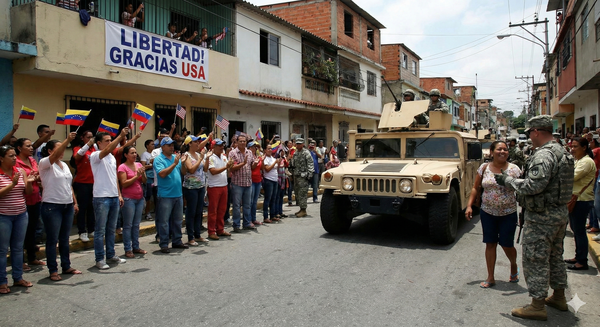 낙관론은 경제난에 시달려온 베네수엘라 국민들이 변화를 환영하고 있다는 점에 주목한다. 실제로 카라카스 일부 지역에서는 성조기를 흔드는 시민들의 모습이 포착됐다. 비관론은 마두로 지지 세력인 '콜렉티보(무장 민병대)'의 저항과 반미 감정 확산으로 미국이 장기적 수렁에 빠질 수 있다고 우려한다.