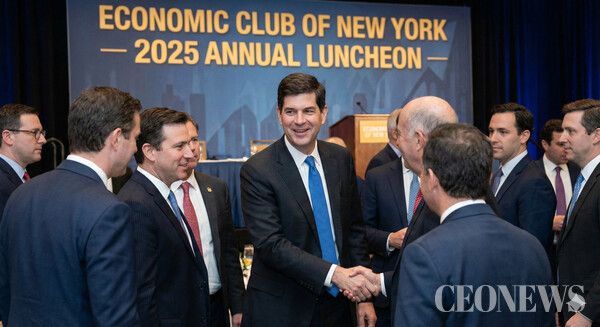 케빈 워시는 월가의 노련함과 워싱턴의 정치 감각을 겸비한 인물이다. 그가 차기 연준 의장으로 지명된다면, 이는 단순한 인물 교체가 아니라 연준이 '물가 안정'이라는 전통적 목표에서 '정치적 경기 부양'이라는 새로운 압력으로 이동함을 상징하는 사건이 될 것이다.