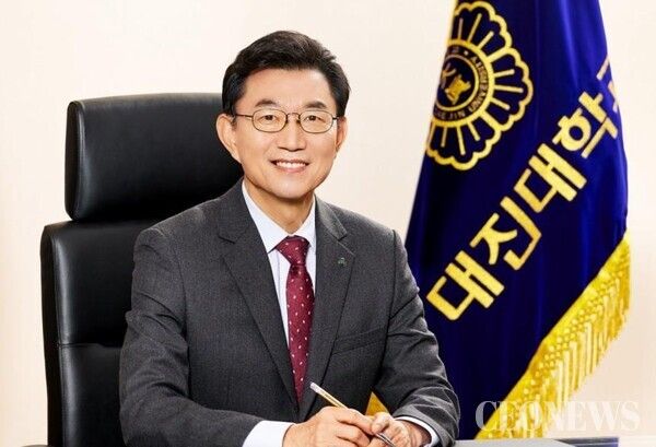 대한민국 고등교육의 위기라는 거친 파도 속에서, 경기 북부 포천에 위치한 대진대학교의 키를 잡은 지 1년. 2025년 1월 15일 취임한 장석환 총장이 취임 1주년을 맞았다. 학령인구 급감과 수도권 규제라는 이중고 속에서도 그는 지난 1년간 대진대학교를 지역 사회의 '혁신 거점'으로 자리매김시키기 위한 행보를 이어왔다.