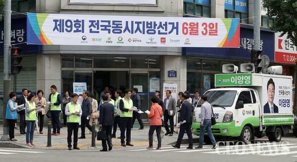 박지원 의원이 총대를 멘 배경을 읽어야 한다. 현재 이재명 대통령과 당 지도부가 직접 나서 전직 원내대표를 내치는 것은 정치적 부담이 막대하다. 김 전 원내대표는 대선 과정에서부터 현 정부의 핵심 공신으로 꼽혀온 인물이다. 자칫 내부 권력 투쟁으로 비치거나 당내 주류 세력의 반발을 살 수 있다.