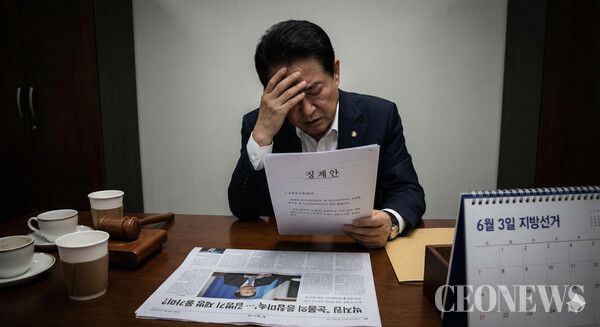 박지원 의원이 총대를 멘 배경을 읽어야 한다. 현재 이재명 대통령과 당 지도부가 직접 나서 전직 원내대표를 내치는 것은 정치적 부담이 막대하다. 김 전 원내대표는 대선 과정에서부터 현 정부의 핵심 공신으로 꼽혀온 인물이다. 자칫 내부 권력 투쟁으로 비치거나 당내 주류 세력의 반발을 살 수 있다.