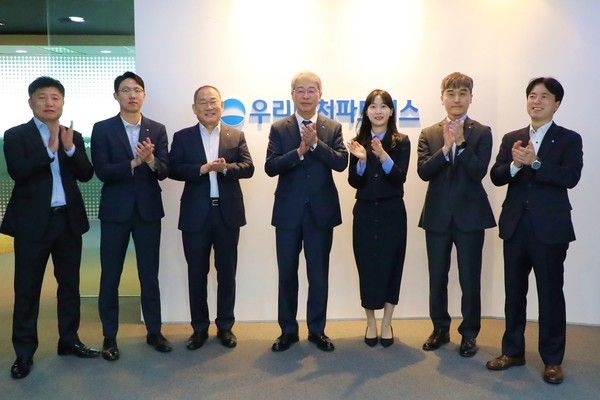 우리금융그룹(회장 임종룡)은 지난 4월 4일 우리벤처파트너스를 방문해 임직원들과 소통의 시간을 가졌다. 임종룡 우리금융그룹 회장(왼쪽에서 네번째), 김창규 우리벤처파트너스 대표(왼쪽에서 세번째)와 임직원들이 기념촬영을 하고 있다(사진=우리금융지주)