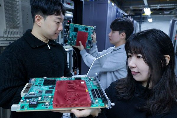 LG유플러스 직원들이 기업전용회선 전송망을 구성하는 PTN(Packet Transport Network, 패킷 전송 네트워크) 암호카드를 살펴보고 있는 모습(사진=LG유플러스)