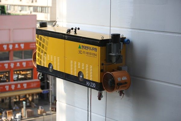 외벽도장로봇(사진=현대엔지니어링)