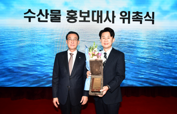 노동진 수협중앙회장(왼쪽부터)이 26일 본사 2층 독도홀에서 수산물 홍보대사에 위촉된 개그맨 남희석과&nbsp;기념사진을 찍고&nbsp;있다. (수협중앙회 제공)