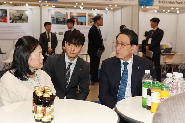 사진설명=노동진 수협중앙회장(오른쪽)이 지난 6일&nbsp;'2024 부산국제수산엑스포' 연계 행사로 열린&nbsp;무역상담회에 참석해 홍콩 선와그룹측 해외 바이어와 수출 세일즈 활동을 벌이고 있다.