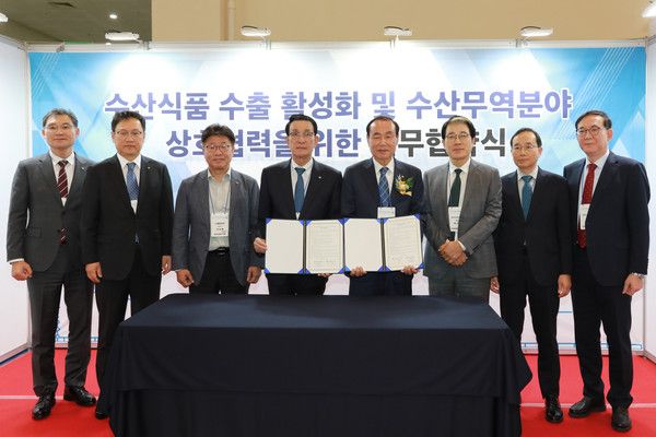 사진설명=노동진 수협중앙회장(왼쪽 네번째부터)이 지난 6일 배기일 한국수산무역협회장과 부산벡스코에서 '수산식품 수출 활성화 및 수산무역분야 상호협력을 위한 업무협약'을 체결하고 있다.