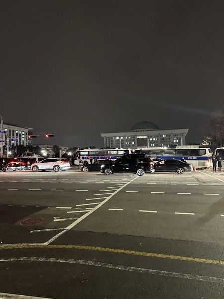 사진&저작권(센머니 김병진 기자)=국회의사당앞 상황 (4일 오전0시 26분)&nbsp;