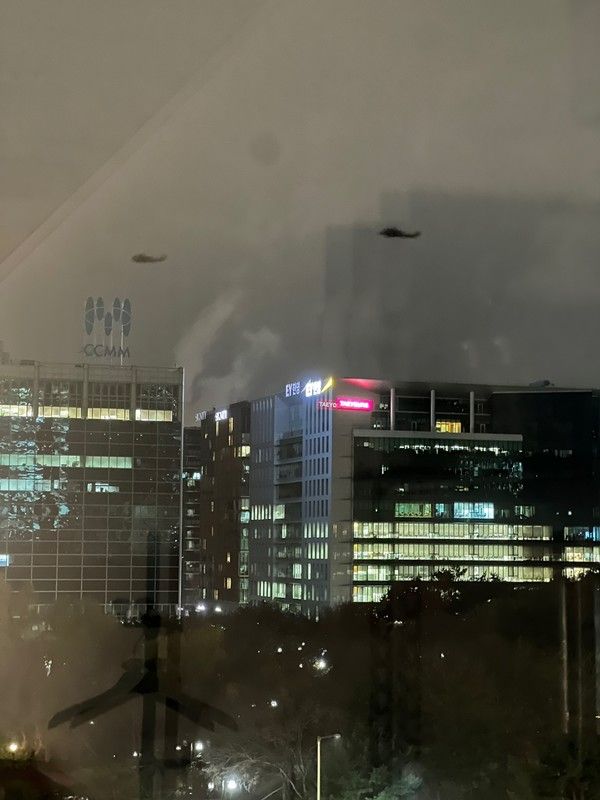 사진&저작권(센머니)=국회의사당으로 향하고 있는 군헬기 행렬 (4일 오전0시 12분)