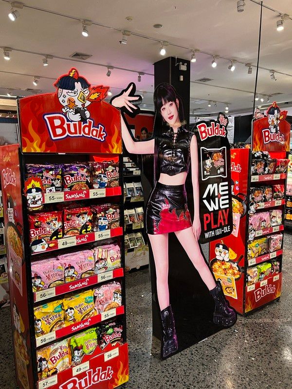 사진설명=태국 푸켓 센트럴 백화점 식품관에 특별히 신설 된 불닭볶음면 코너 (저작권=센머니)