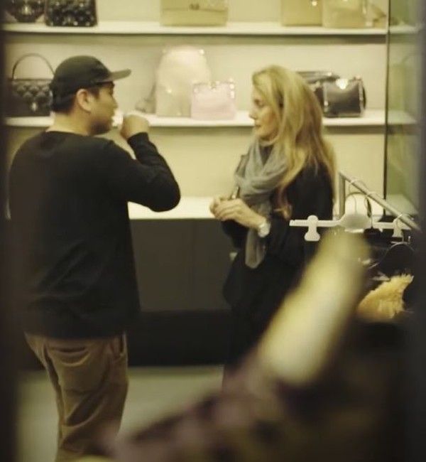 사진설명=서플라이디 이응천 대표가 이태리 현지 매장에서 에이전트와 대화를 나누고 있다.