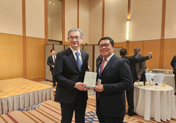 사진설명=ADEC 마약류 단속 국제협력 회의에서 대검찰청 마약 부장검사 재직시 일본경시청장(좌)과 함께 기념 촬여하고 있는 박경섭 (전)부장 검사 (현&nbsp;법무법인 에프앤엘파트너스 박경섭 대표 변호사)