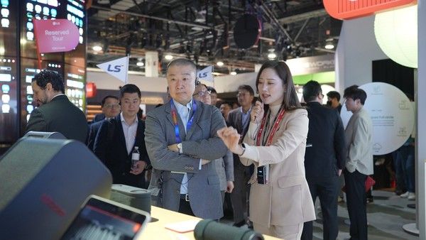 사진설명=구자은&nbsp;LS&nbsp;회장(가운데)이 주요 임원진과 함께&nbsp;9일(현지시간)&nbsp;세계 최대 가전·정보기술(IT)&nbsp;전시회&nbsp;‘CES 2025’가 열리는 미국 라스베이거스 센트럴홀 내&nbsp;LG전자 전시관을 둘러보고 있다.