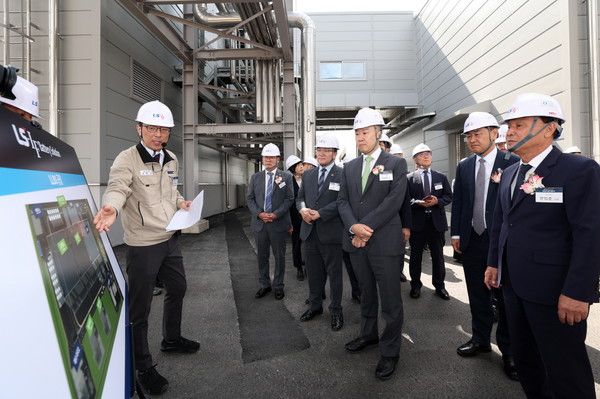 사진설명=LLBS&nbsp;준공식에 참석한&nbsp;(가운데부터 우측으로)&nbsp;구자은&nbsp;LS&nbsp;회장,&nbsp;김관영 전북도지사,&nbsp;강임준 군산시장이 김한길&nbsp;LLBS&nbsp;생산부문장으로부터 공장 투어에 대한 설명을 듣고 있다