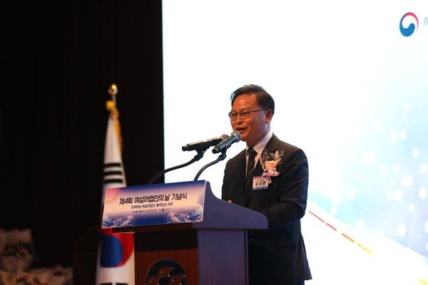 사진설명=13일 제4회 여성어업인의 날을 맞아 수협중앙회 본사 독도홀에서 열린 기념식에서 김성범 해양수산부 차관이 축사를 하고 있다.