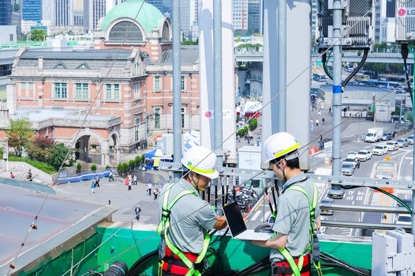 LG유플러스 임직원이 서울역 인근 네트워크 장비를 점검하고 있는 모습(사진=LG유플러스)