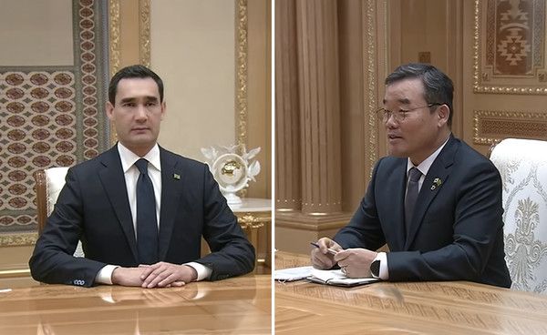 투르크메니스탄 세르다르 베르디무하메도프 대통령(사진 왼쪽)을 예방하고 있는 대우건설 김보현 사장(사진 오른쪽)(사진=투르크메니스탄 공식 유튜브 채널 ‘Watan habarlary)