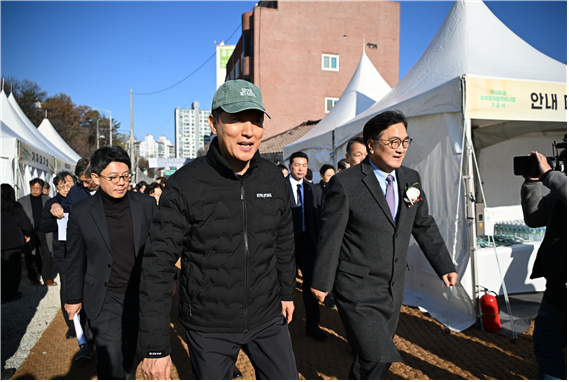 오세훈 서울시장과 우원식 국회의장이 1일 노원구 중계본동 30-3번지 일대에서 열린 '백사마을 재개발사업 기공식' 행사장에 입장하고 있다(사진=서울시)