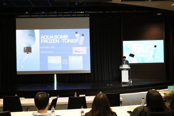 LG생활건강 화장품연구소장 손남서 상무가 지난 19일 서울 강서구 LG사이언스파크에서 열린 '기후 적응형 뷰티' 세미나에서 '기후 적응형 화장품 개발'을 주제로 발표하고 있다(사진=LG생활건강)