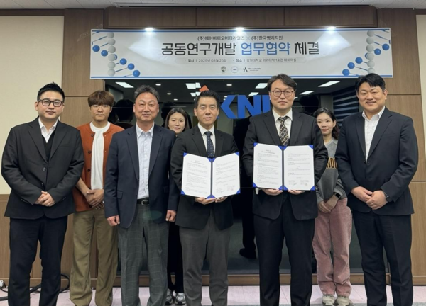 사진설명2=에이바이오머티리얼즈 박인화 책임(좌측첫번째), 에이바이오머티리얼즈 &nbsp;안종민 공장장(좌측세번째),에이바이오머티리얼즈 &nbsp;박시준 대표(가운데), 한국병리지원 류영준 교수(우측세번째), 에이바이오머티리얼즈 &nbsp;김정수 소장(우측첫번째)