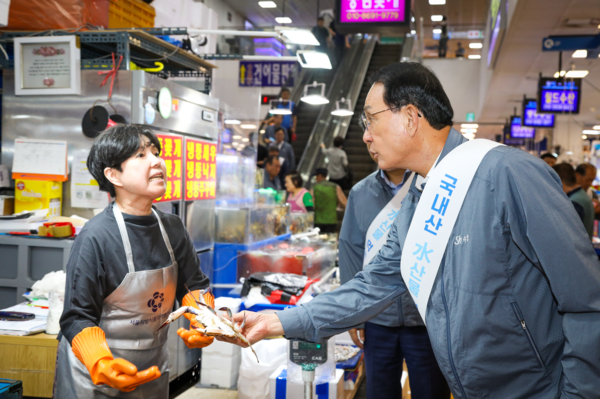 사진=노동진 수협중앙회장(오른쪽)이 지난해 9월 4일 노량진수산시장을 찾아 매주 수요일마다 제철 수산물을 최대 30% 싸게 판매하는 '노량진 수산데이'에 참여한 상인과 얘기를 나누고 있다.