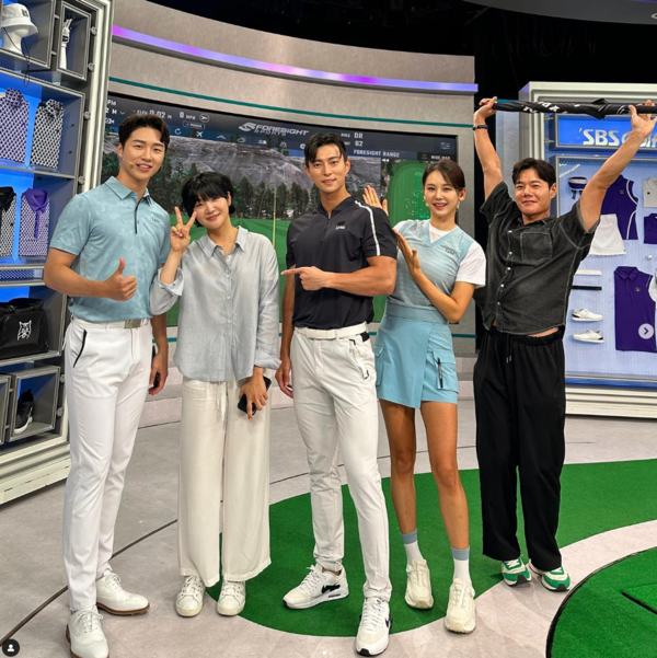 사진=SBS GOLF 스튜디오에서 레슨팩토리6 마지막회 촬영 중인 테일러메이드 모델 박지한(가운데) (출처: 박지한 인스타그램 @hanzy_golf)