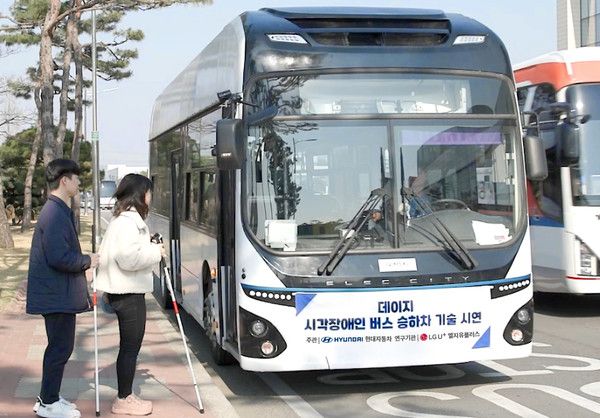 연구원들이 데이지 솔루션을 이용해 시각장애인의 버스 탑승을 시연하는 모습(사진=LG유플러스)