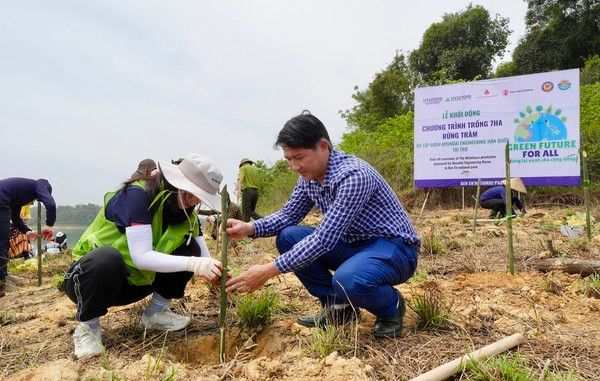 지난 16일 베트남 벤엔 국립공원에서 현대엔지니어링 임직원과 타인호아성 주민이 함께 나무를 심고 있다(사진=현대엔지니어링)