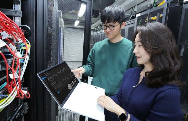 LG유플러스 임직원들이 관련 기술을 시연하는 모습(사진=LG유플러스)