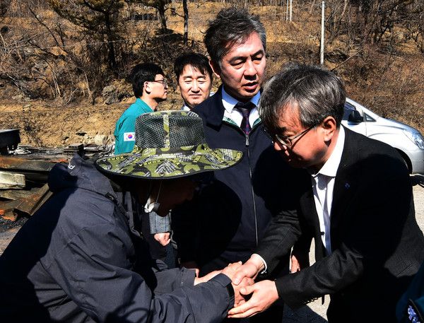 사진=1일 김기성 수협 대표이사(사진 오른쪽)가 영덕 산불피해 현장을 방문해 어업인을 만나 위로하고 있다.