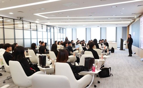 서울 용산구&nbsp;LG유플러스 용산사옥에서&nbsp;‘참여형 멤버십 프로젝트’ 2기에 참여하는 대학생들이 기념촬영을 하는 모습(사진=LG유플러스)