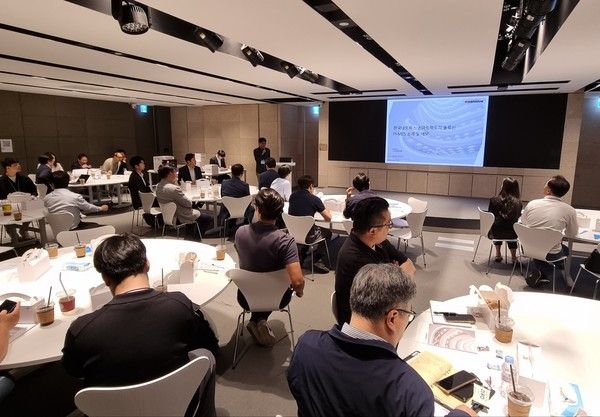 사진자료=29일(목) 테크노플렉스에서 진행된 세미나에서 한국네트웍스 관계자가 발표를 진행하고 있다.