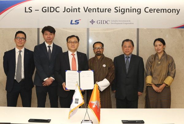 사진=명노현&nbsp;LS&nbsp;부회장이&nbsp;9일, LS용산타워에서 우즈왈 딥 다할&nbsp;GIDC CEO를 비롯한 주요 관계자들과 만나&nbsp;LS와 부탄 정부의 산하기관인&nbsp;GIDC가 합작법인을 설립키로 계약했다