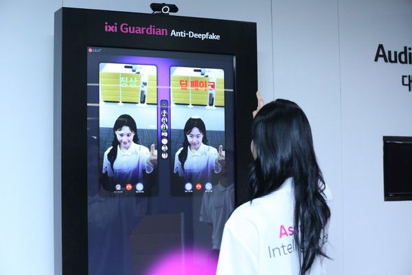 LG유플러스 모델이 합성된 영상의 진위 여부를 파악할 수 있는&nbsp;AI&nbsp;기술인 안티딥페이크를 소개하는 모습(사진=LG유플러스)