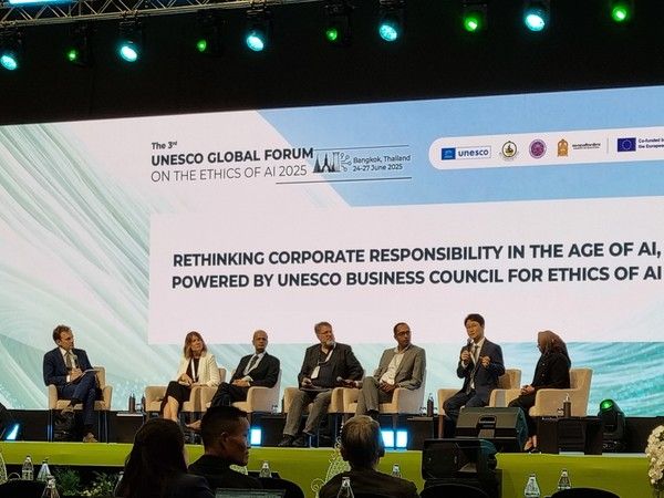 태국&nbsp;방콕에서&nbsp;열린&nbsp;포럼에서&nbsp;김명신&nbsp;LG&nbsp;AI연구원&nbsp;정책수석(사진&nbsp;오른쪽에서&nbsp;두&nbsp;번째)이&nbsp;글로벌&nbsp;AI&nbsp;거버넌스를&nbsp;위한&nbsp;민간&nbsp;부문의&nbsp;협력에&nbsp;관해&nbsp;논의했다(사진=LG)