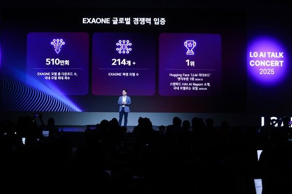 22일 LG AI 토크 콘서트 2025에서 임우형 LG AI연구원 공동 연구원장이 발표하고 있는 모습(사진=(주)LG)